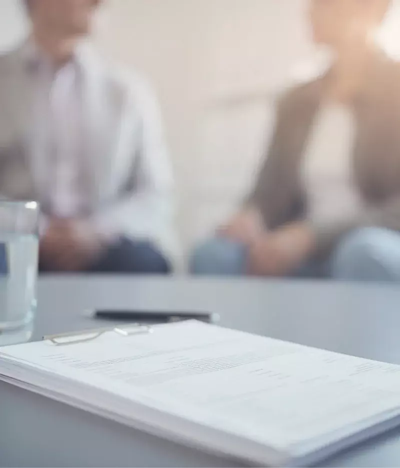 врач психиатр разговаривает с пациенткой о лечении энуреза